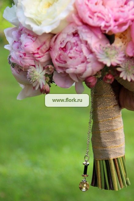 svadebnii buket pionov i pionovidnih roz 5.jpg