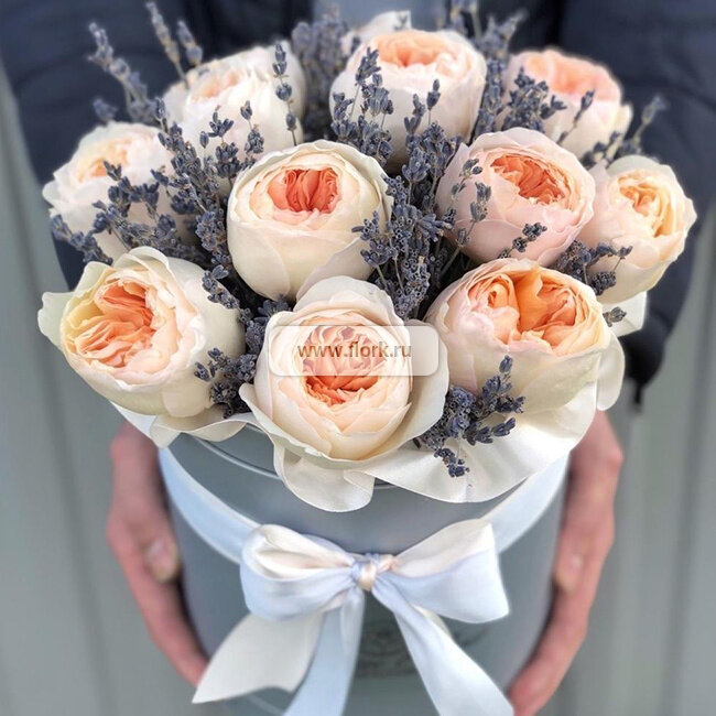 Пионовидные розы с лавандой в коробке — купить букеты в коробках в интернет  магазине Flork с доставкой за 7 800 руб.