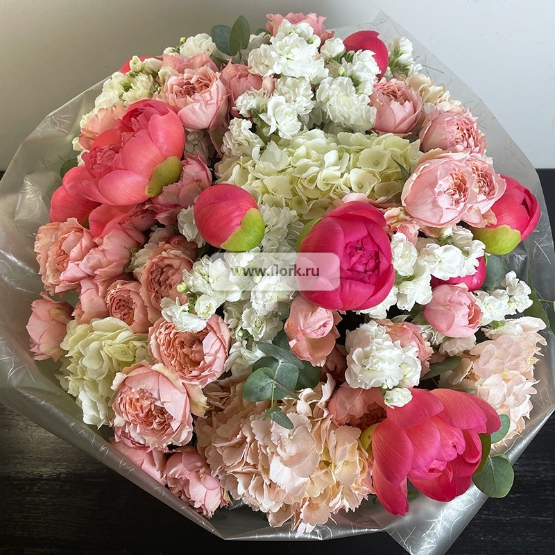 Букет пионов, пионовидных роз и маттиолы"Bianco"
